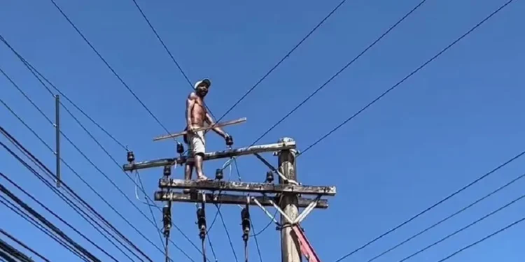 Homem sobe em poste para fugir da PM e deixa moradores sem luz