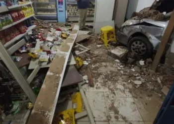 Padre fica ferido após carro perder controle da direção e invadir padaria no interior baiano