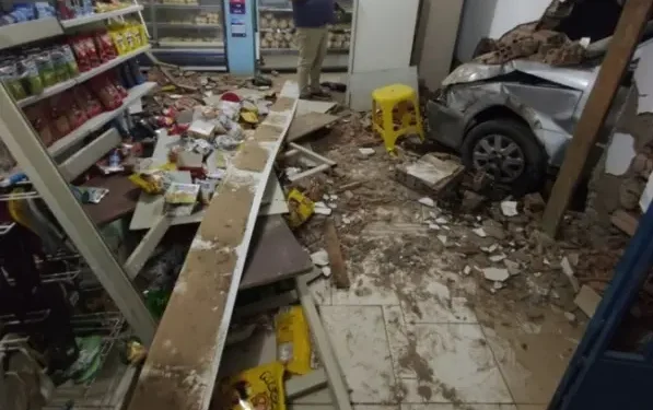 Padre fica ferido após carro perder controle da direção e invadir padaria no interior baiano