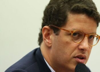 Salles troca ofensas com Gleisi e Sâmia em CPI do MST