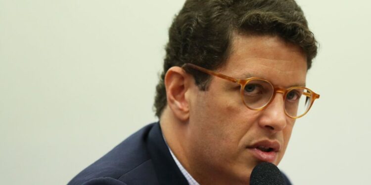 Salles troca ofensas com Gleisi e Sâmia em CPI do MST