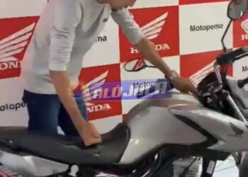 Jovem compra moto e duas horas depois de tirar da loja é roubado por bandidos armados