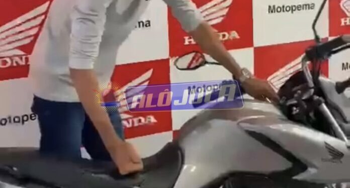 Jovem compra moto e duas horas depois de tirar da loja é roubado por bandidos armados