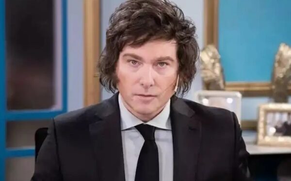 Candidato da extrema-direita surpreende e lidera eleições primárias na Argentina