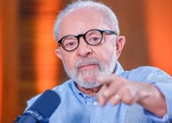 Lula pede fim de mortes por bala perdida: ‘Não pode atirar a esmo”