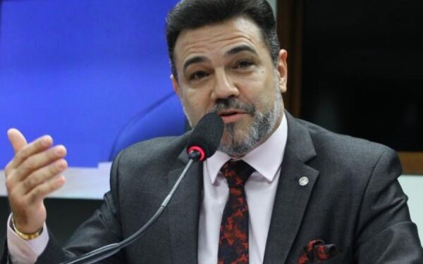 Indignado, Feliciano manda mensagem no grupo do PL: ‘Somos ou não oposição?’