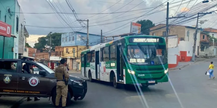 Número de assaltos a ônibus em Salvador cai 18% no mês de julho