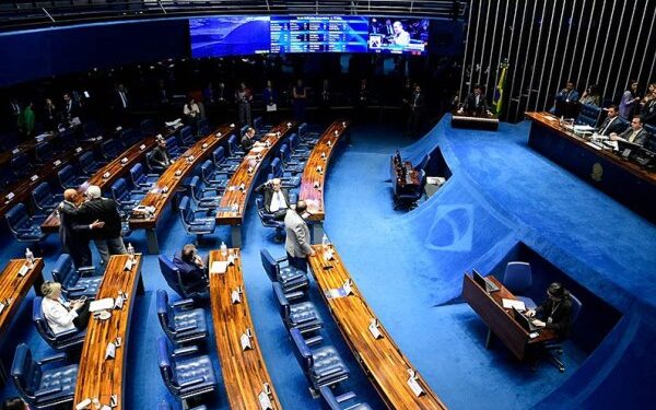 Senado aprova MP que concede reajuste de 9% a servidores federais