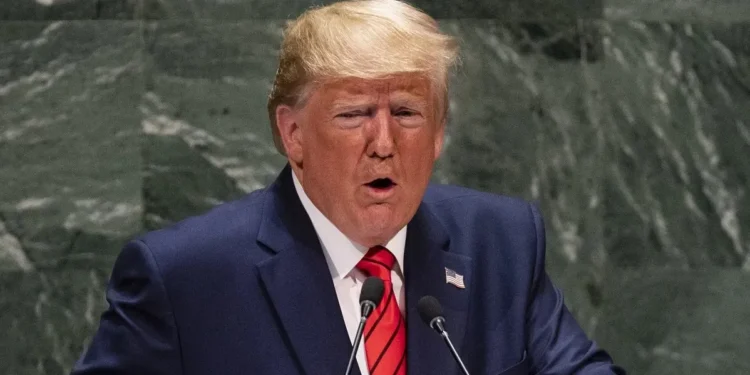 Trump comparece a tribunal acusado de conspiração nas eleições de 2020