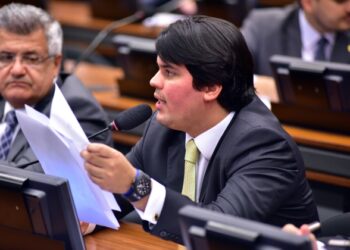 Anunciado como ministro de Lula, deputado enviou mais de R$ 1,5 mi para empresa fantasma