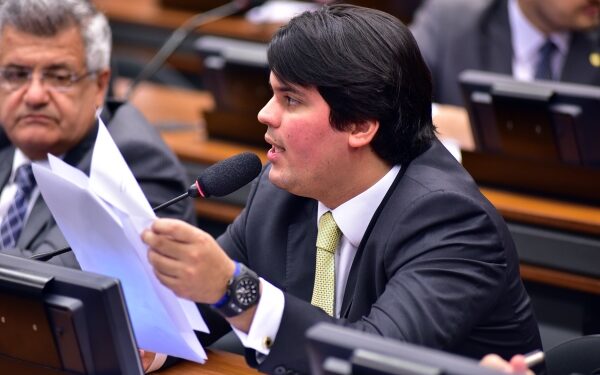 Anunciado como ministro de Lula, deputado enviou mais de R$ 1,5 mi para empresa fantasma