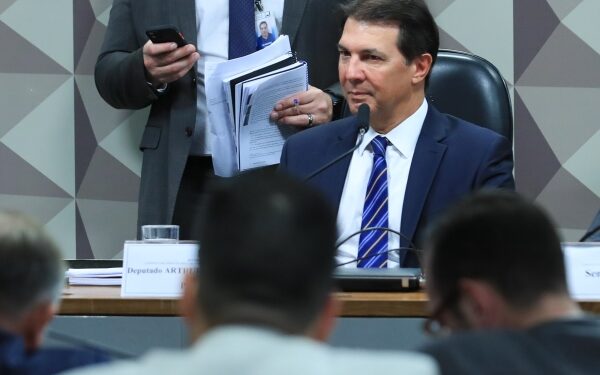 Presidente da CMPI do 8/1, Maia lamenta cancelamento de sessão e prega ‘equilíbrio’