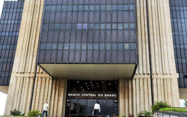 Banco Central cobra R$ 1,3 milhão de herdeira de servidora aposentada