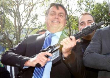 Ministério da Justiça acusa ex-presidente de criar ‘caos’ na política de armas