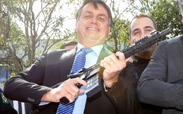 Ministério da Justiça acusa ex-presidente de criar ‘caos’ na política de armas