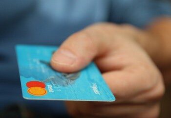 Queda da taxa Selic reduz juros de financiamentos, cheque especial e cartão de crédito