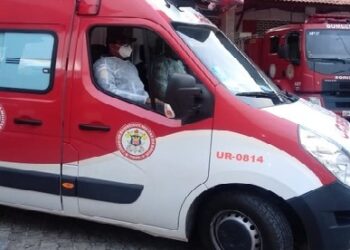 Dez pessoas são socorridas após carros pegarem fogo em garagem de imóvel