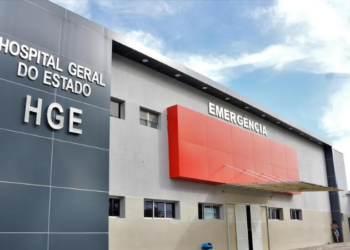 Homem é atacado com facadas, pauladas e tiros ao chegar na casa do irmão