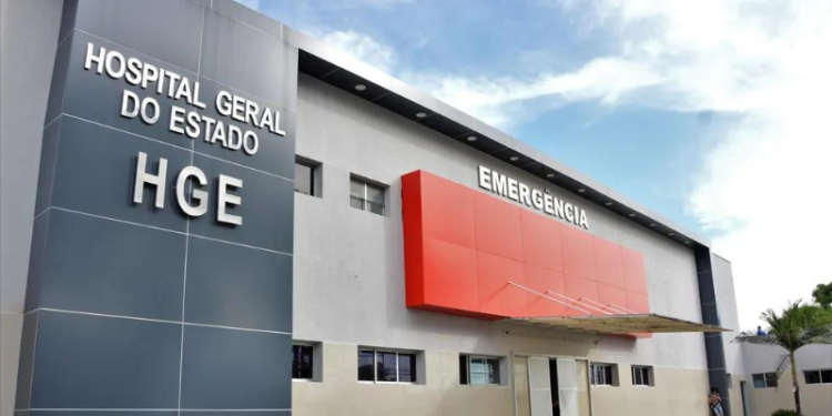 Homem é atacado com facadas, pauladas e tiros ao chegar na casa do irmão