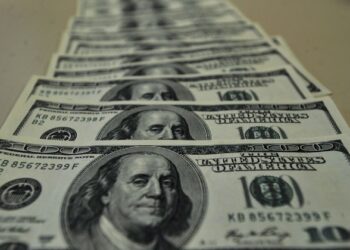 Dólar sobe para R$ 4,98 em mais um dia de turbulência no mercado