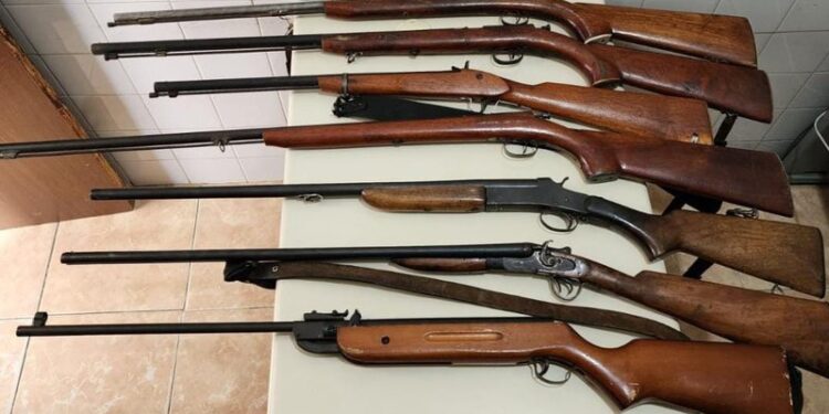 Sete espingardas são apreendidas e dois homens presos pela polícia na Bahia