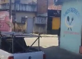 Corpo de homem é largado em rua movimentada de bairro em Salvador