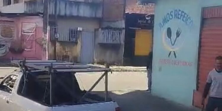Corpo de homem é largado em rua movimentada de bairro em Salvador