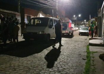 Feira de Santana: Homem tenta fugir de assassino e se joga dentro de van em movimento