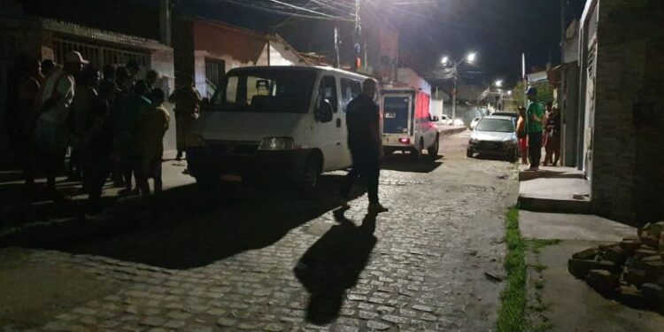 Feira de Santana: Homem tenta fugir de assassino e se joga dentro de van em movimento