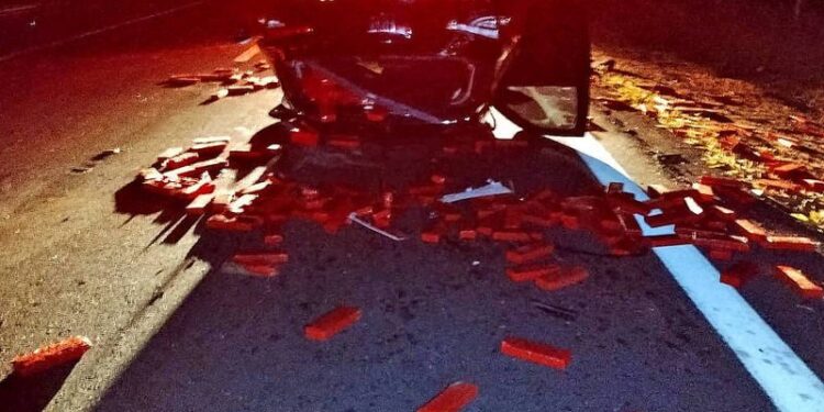 Carro capotado espalha 370 kg de maconha em rodovia de São Paulo