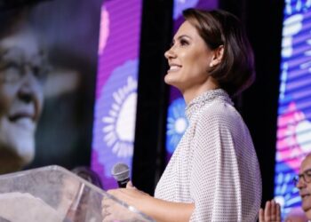 ‘Queria mesmo para mim’, ironiza Michelle Bolsonaro sobre joias vendidas no exterior