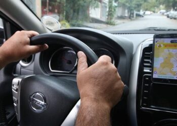 Motorista por aplicativo estupra passageira e arremessa vítima para fora do carro