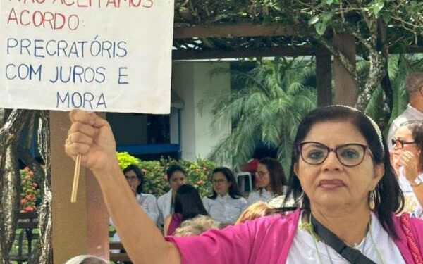 Em Assembleia, professores da rede estadual aprovam paralisação nesta quinta (17)