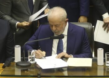Lula sanciona novo salário mínimo e amplia faixa de isenção do Imposto de Renda