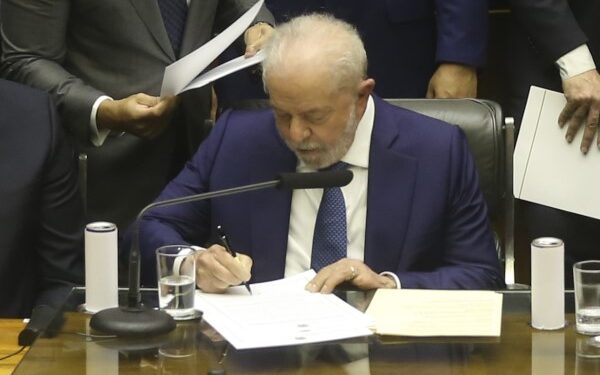 Lula sanciona novo salário mínimo e amplia faixa de isenção do Imposto de Renda