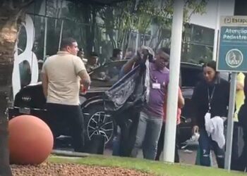 Mulher invade hospital com carro, após homem ser baleado em frente ao Barbacoa