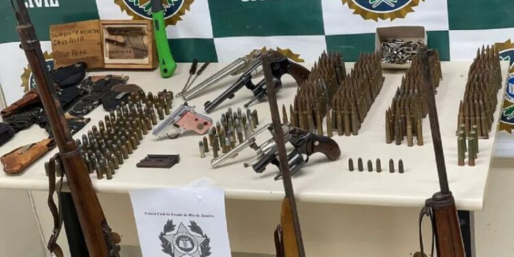 Polícia encontra 8 armas em casa de funcionário da prefeitura de Copabacana e homem acaba preso