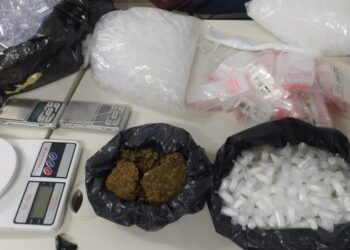 Suspeito de tráfico é preso com armas e drogas em Camaçari