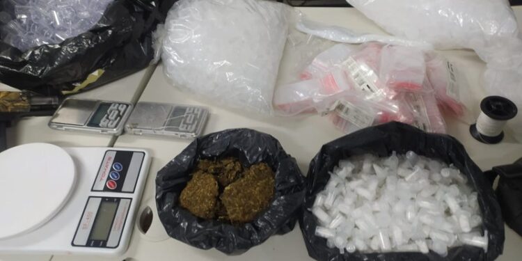 Suspeito de tráfico é preso com armas e drogas em Camaçari