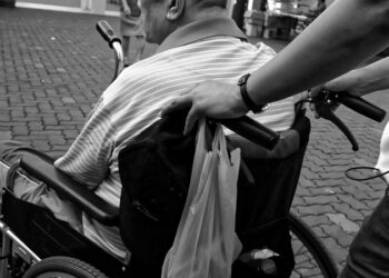 Mulher é presa por manter companheiro de 77 anos em cárcere privado