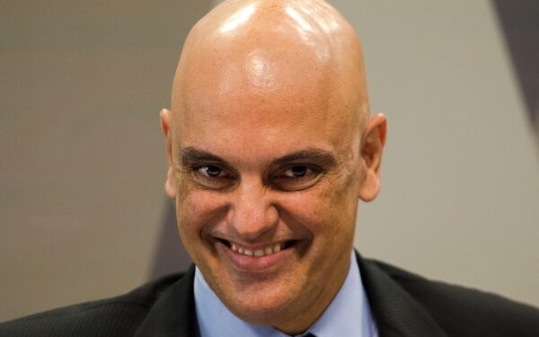 Senadora do PT pede a Moraes devolução das redes de Do Val