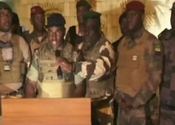 Primo de presidente deposto em golpe no Gabão toma posse como presidente interino