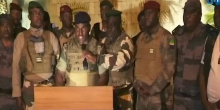 Primo de presidente deposto em golpe no Gabão toma posse como presidente interino