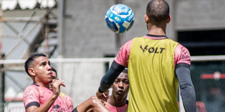 Para manter folga na liderança da Série B, Vitória visita o CRB neste domingo