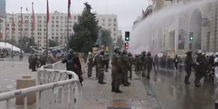 Palácio de La Moneda é vandalizado em marcha em memória dos 50 anos do golpe no Chile