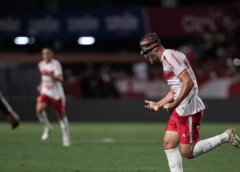 Vitória “não entra em campo”, é atropelado pelo CRB e encolhe vantagem na liderança da Série B