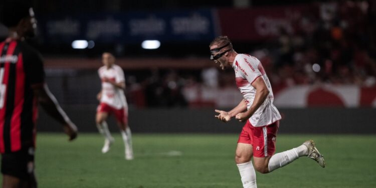 Vitória “não entra em campo”, é atropelado pelo CRB e encolhe vantagem na liderança da Série B