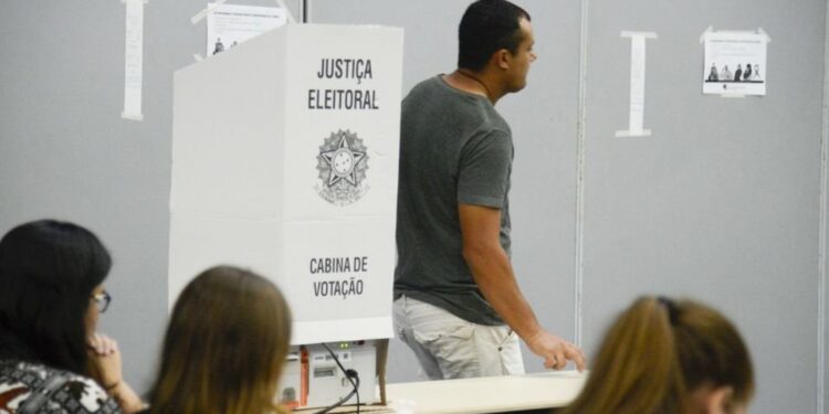 Índice de brasileiros que se dizem de direita é o dobro dos de esquerda, aponta pesquisa