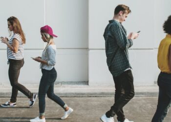 Apenas 57% dos jovens preferem a democracia, aponta estudo