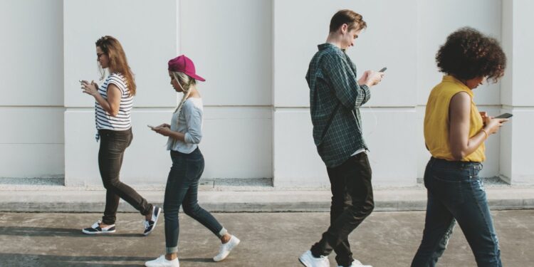 Apenas 57% dos jovens preferem a democracia, aponta estudo